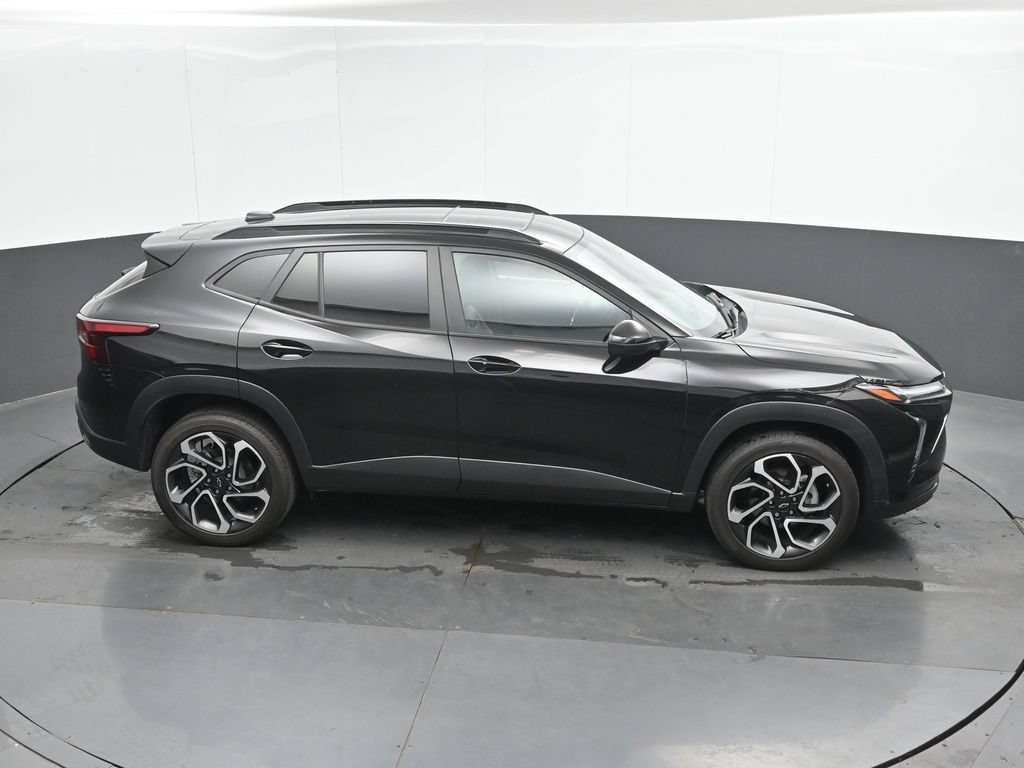 Used 2025 Chevrolet Trax RS w/ Sunroof Package FWD image 32