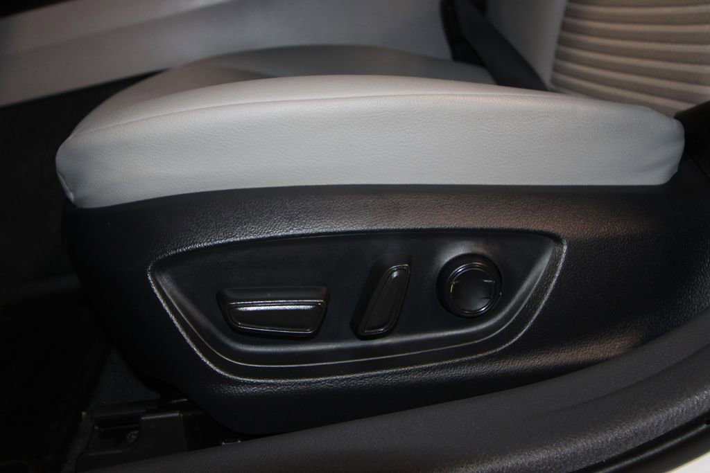 Used 2024 Toyota Camry SE FWD image 7
