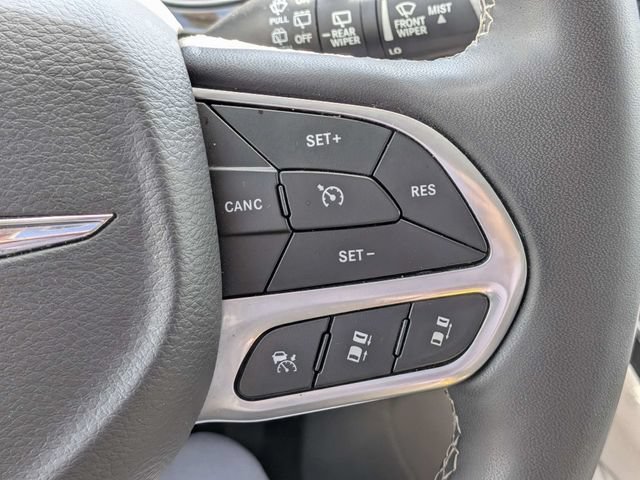 Used 2023 Chrysler Pacifica Limited FWD image 28