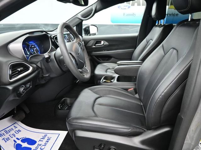Used 2025 Chrysler Pacifica Select image 14