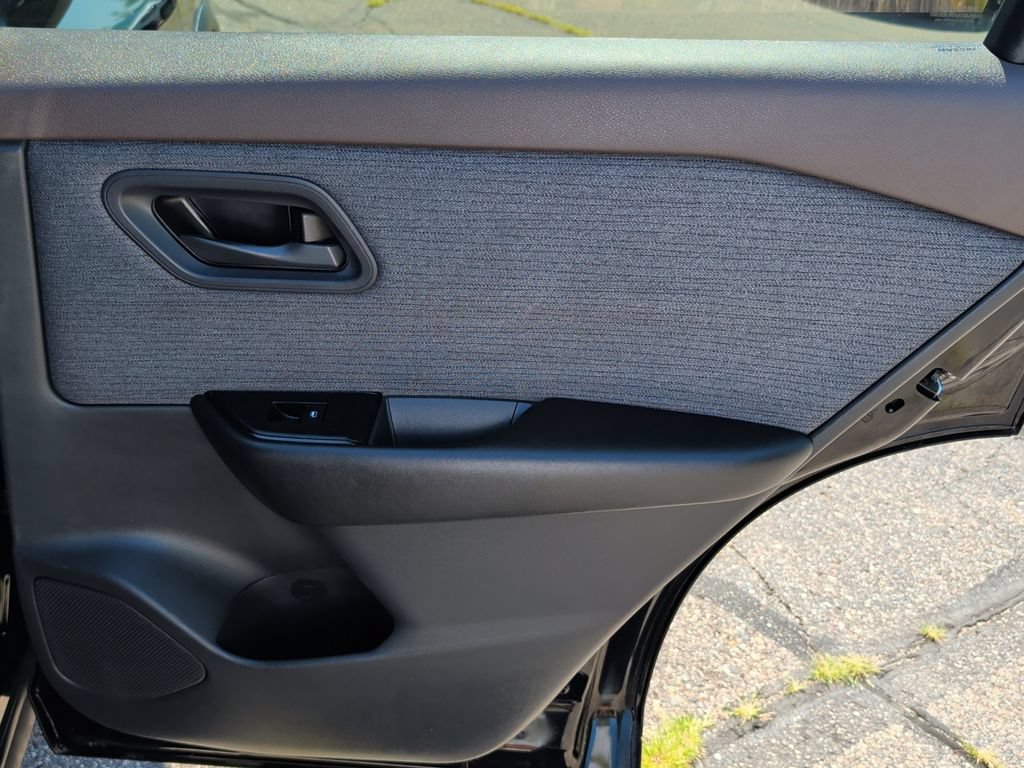 Used 2023 Nissan Rogue S AWD/4WD image 34