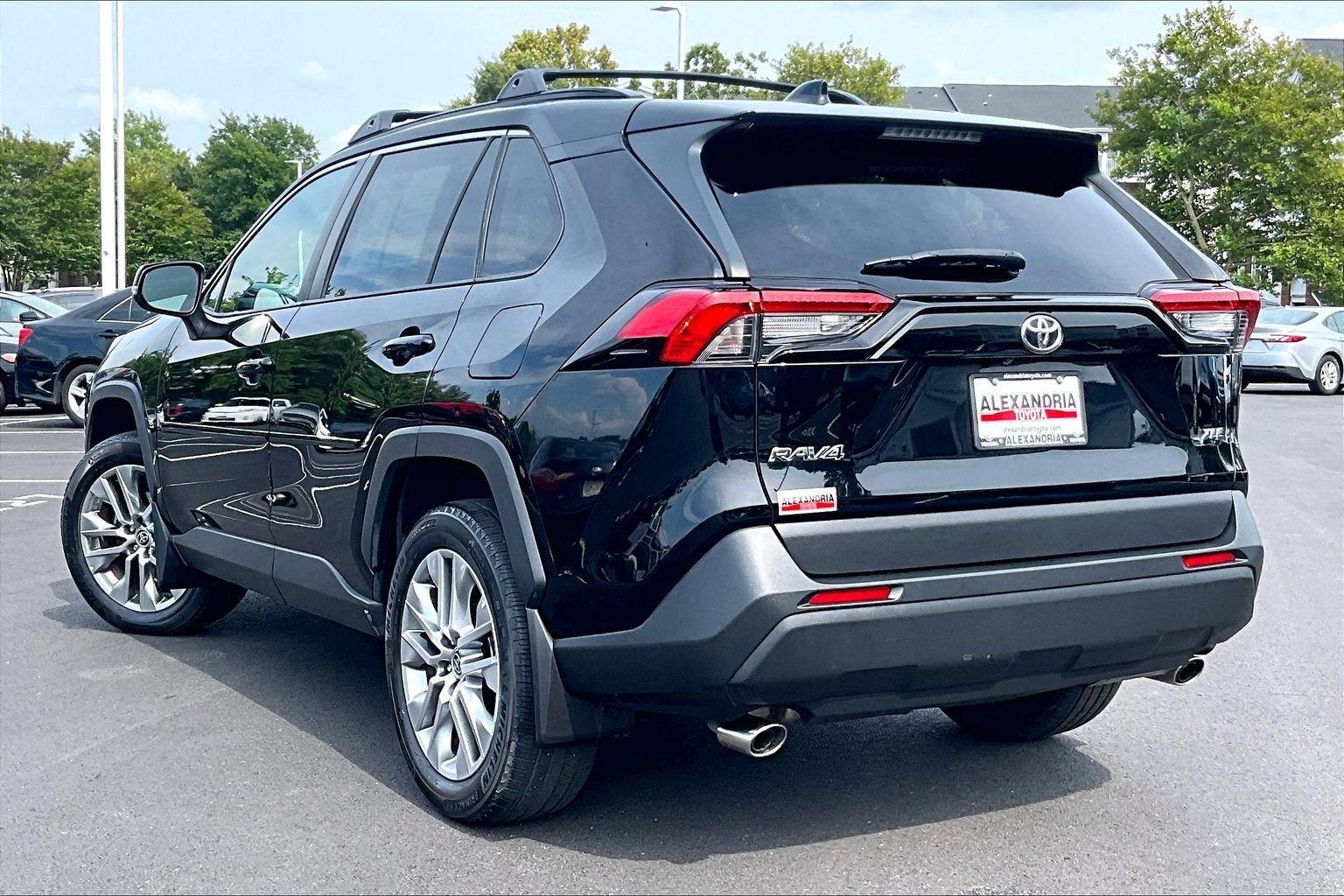 Used 2022 Toyota RAV4 XLE Premium FWD image 11