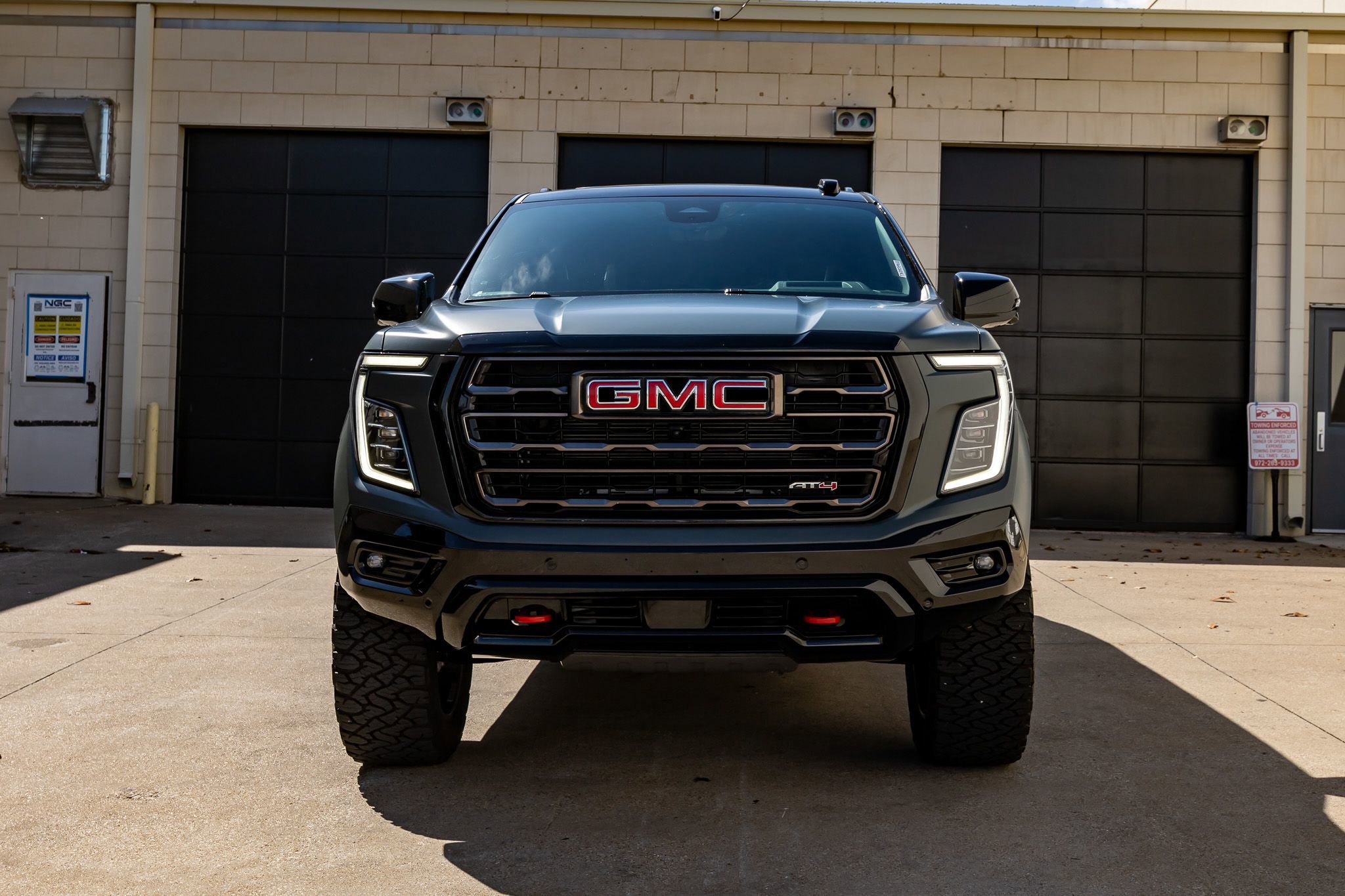 Used 2026 GMC Yukon XL AT4 Ultimate w/ LPO, Illumination Package AWD/4WD image 2