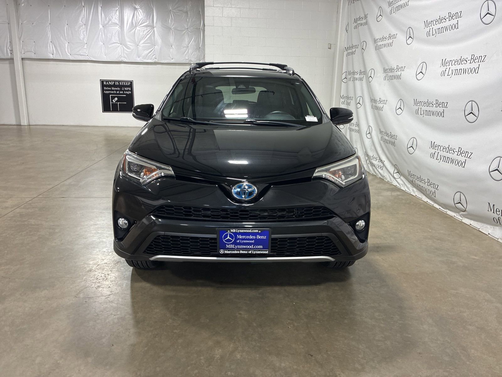 Used 2017 Toyota RAV4 SE image 2