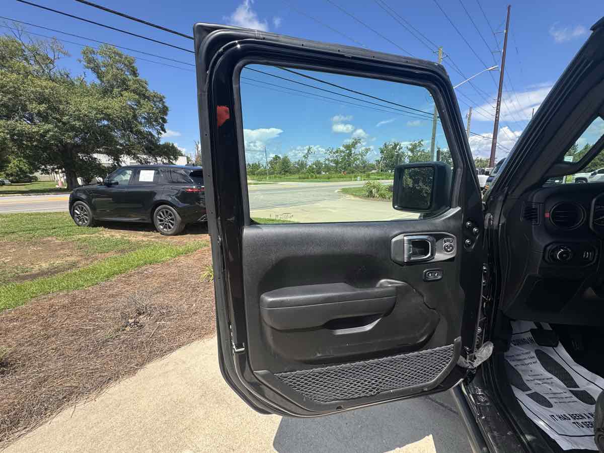 Used 2025 Jeep Wrangler Unlimited Rubicon w/ Convenience Group AWD/4WD image 24