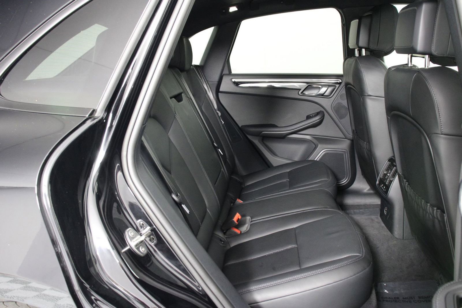 Certified 2025 Porsche Macan AWD/4WD image 32