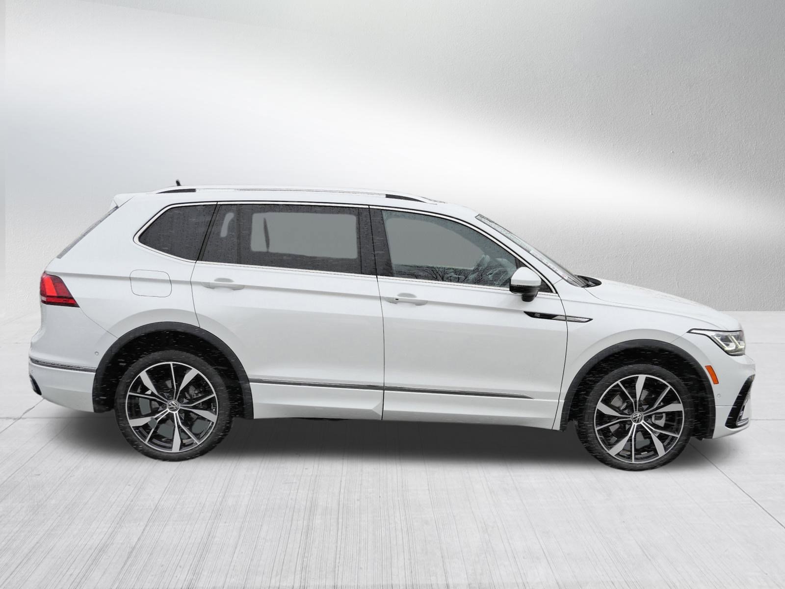 Certified 2022 Volkswagen Tiguan SEL R-Line image 8