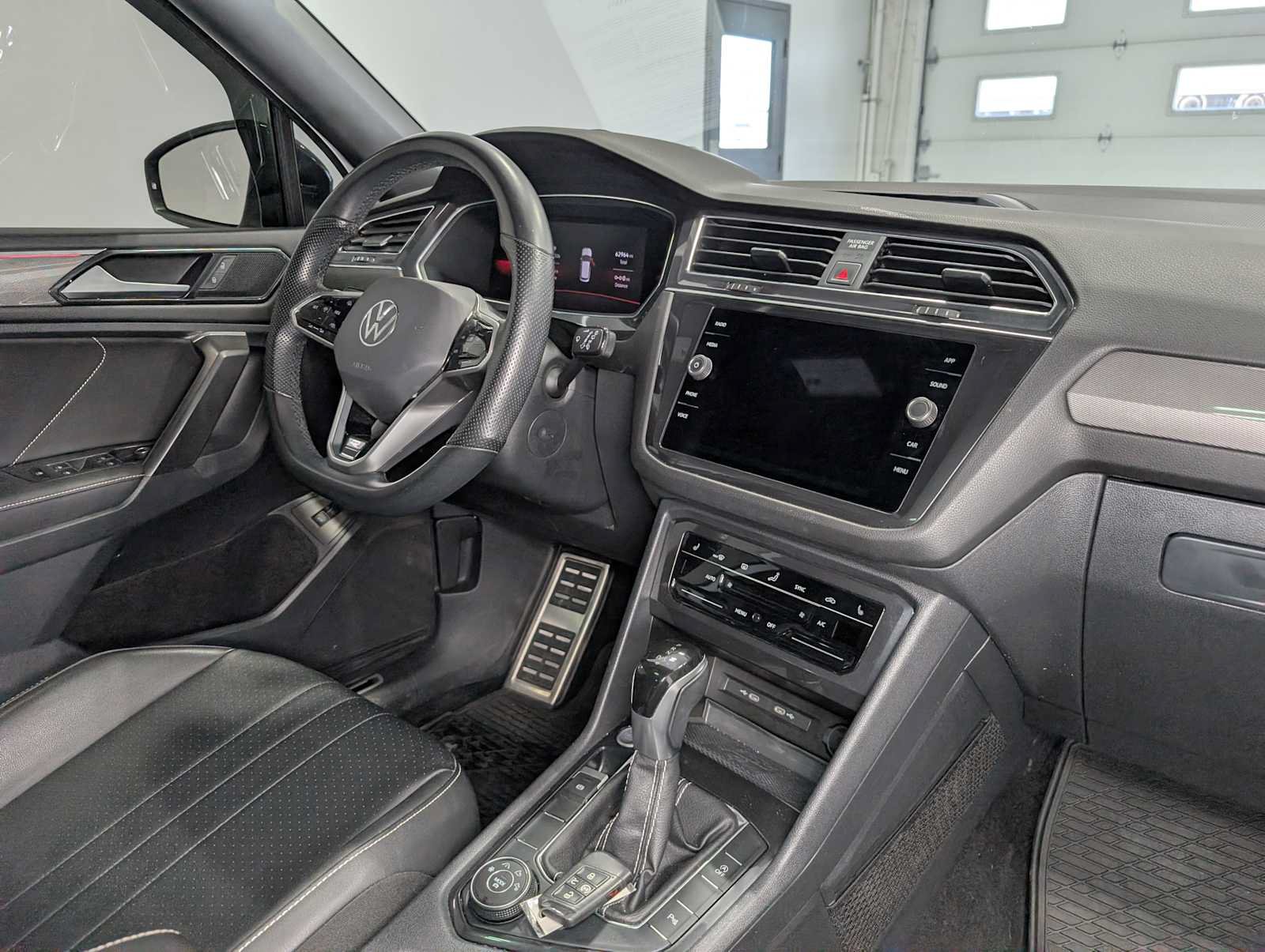 Used 2022 Volkswagen Tiguan SE R-Line AWD/4WD image 45