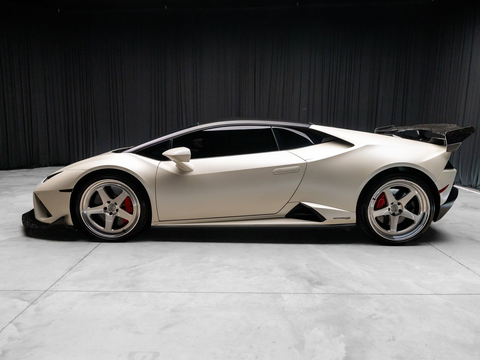Used 2021 Lamborghini Huracan EVO image 11