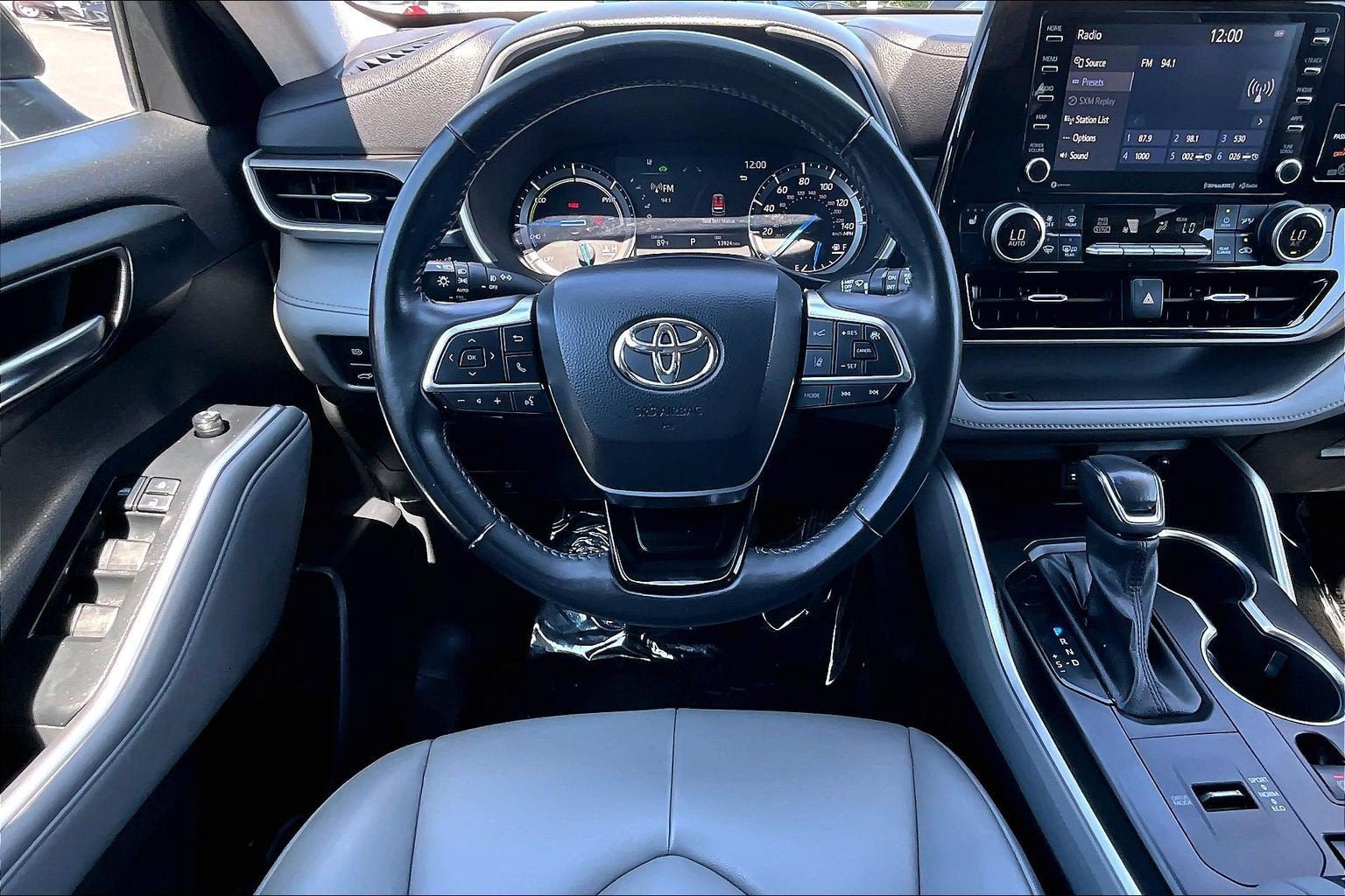 Used 2021 Toyota Highlander XLE AWD/4WD image 5