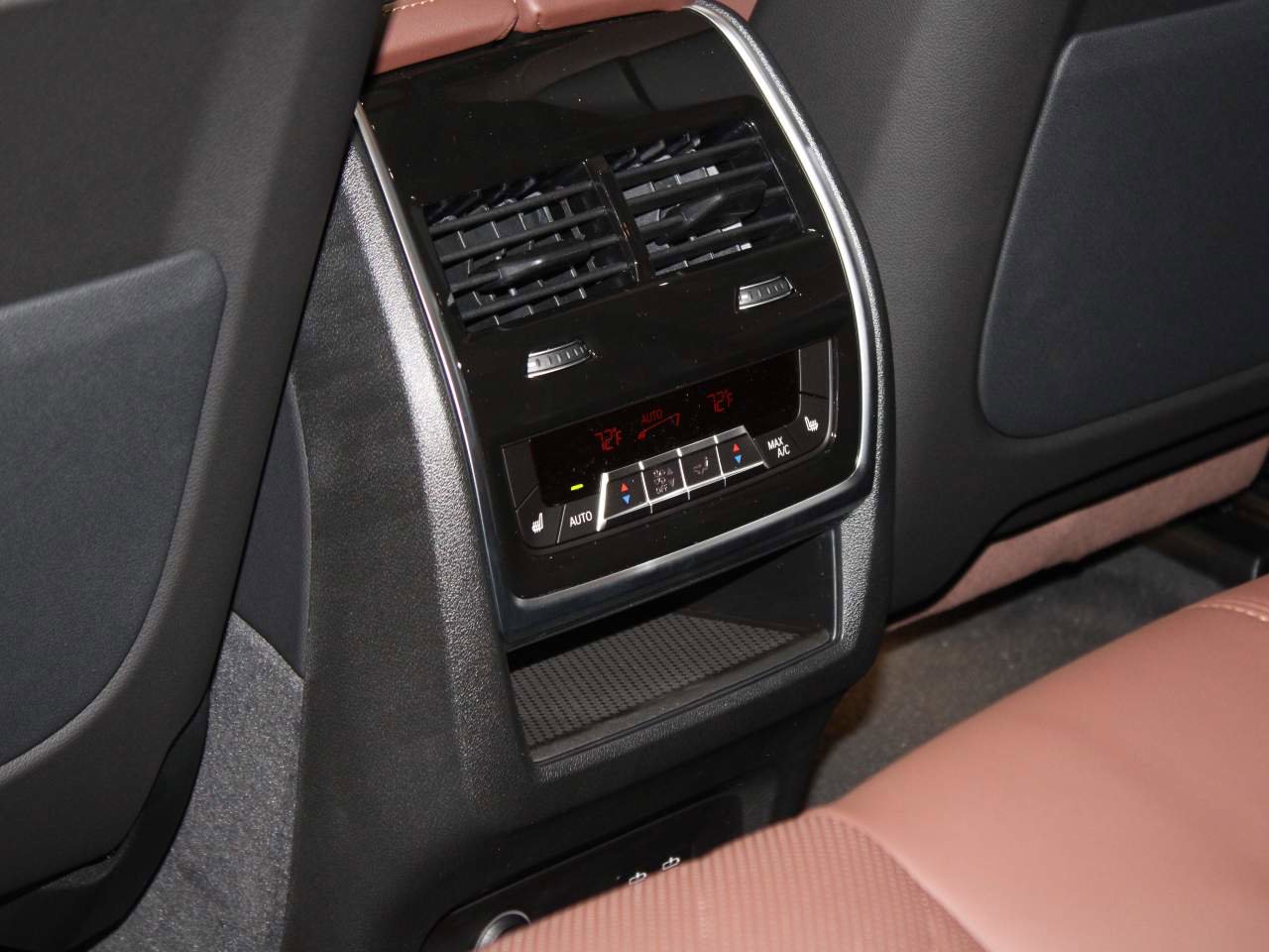Certified 2026 BMW X5 sDrive40i w/ Climate Comfort Package RWD image 17
