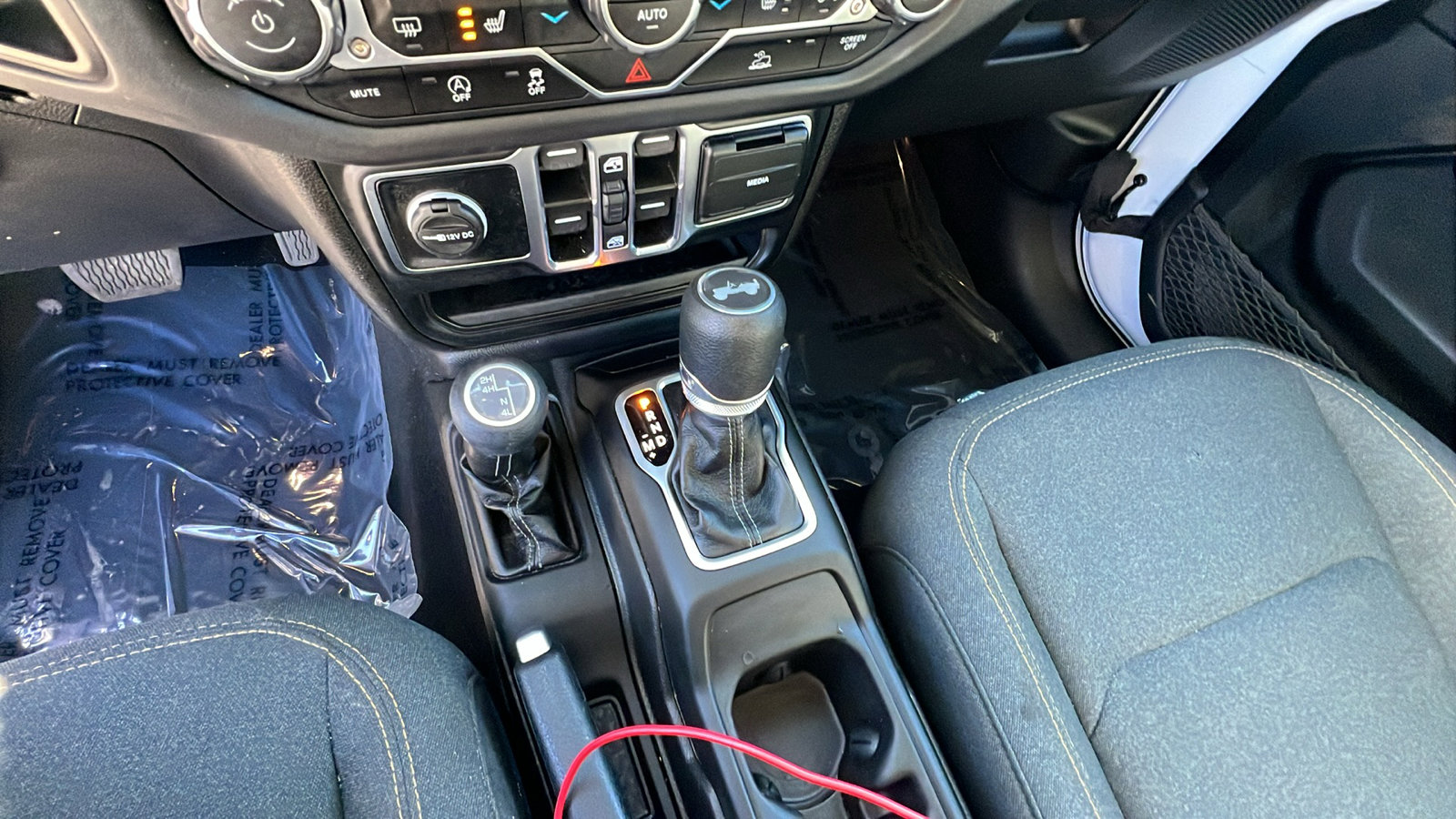 Used 2025 Jeep Wrangler Sahara image 29