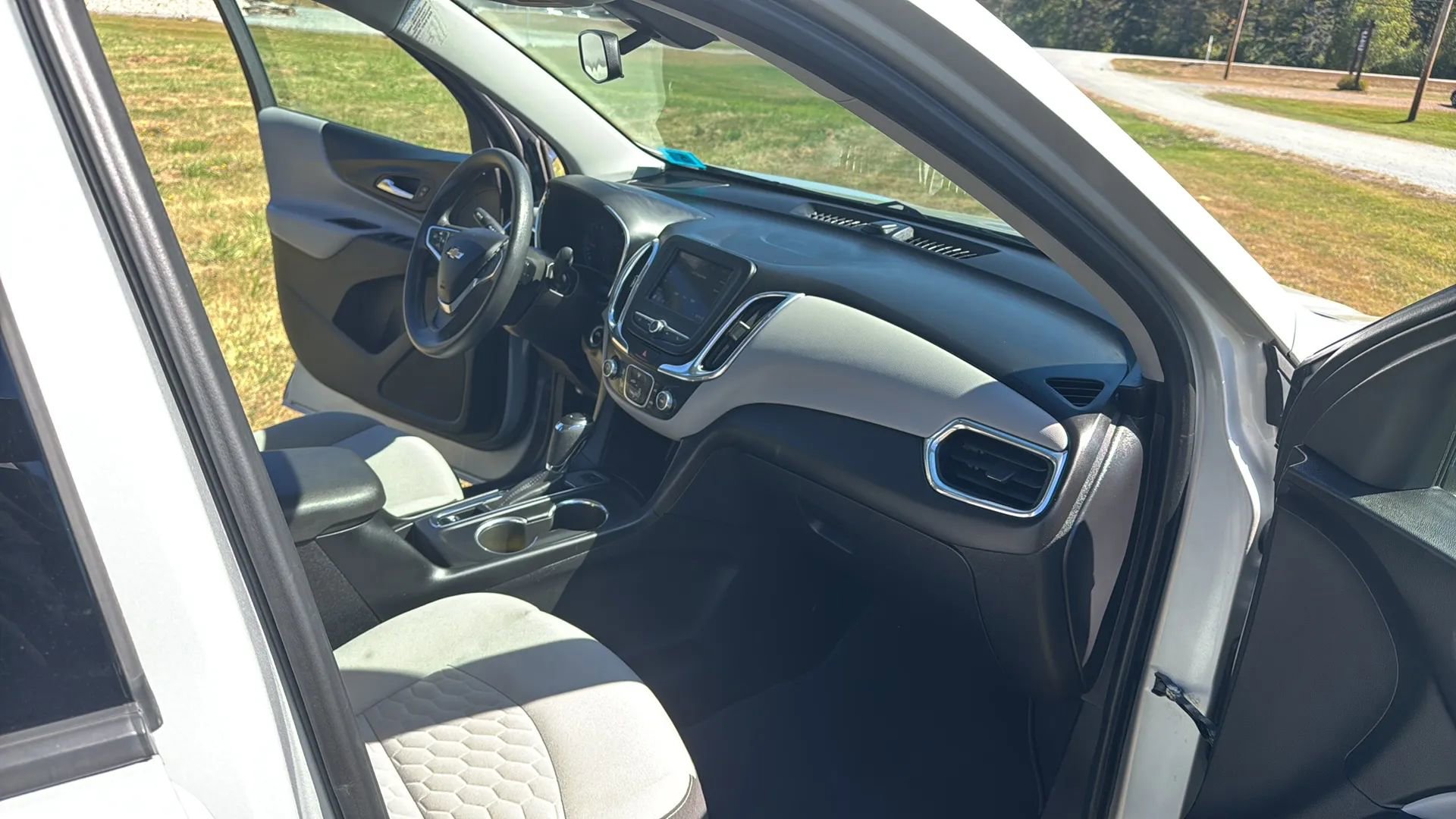 Used 2019 Chevrolet Equinox LS AWD/4WD image 17