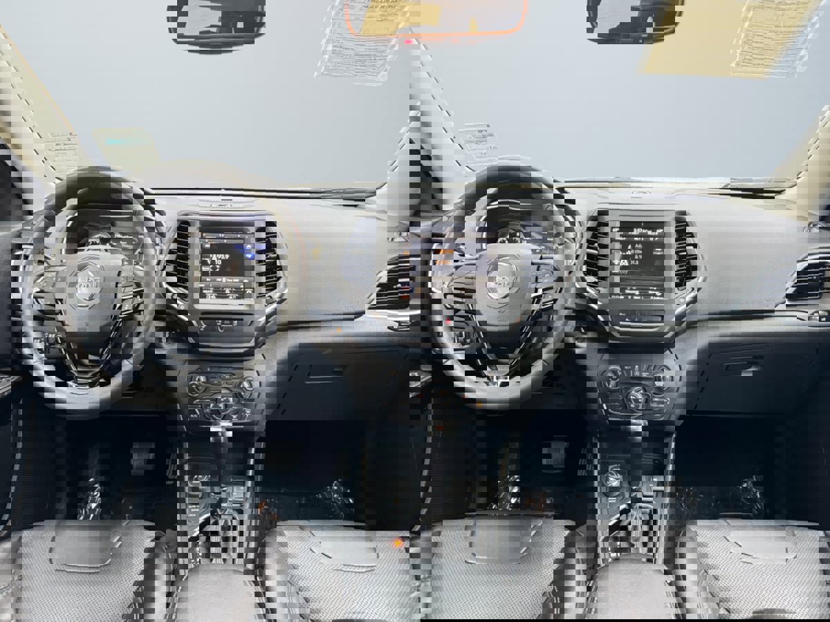 Used 2023 Jeep Cherokee Altitude Lux image 11