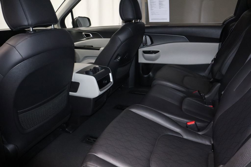 Used 2024 Kia Carnival LX FWD image 22