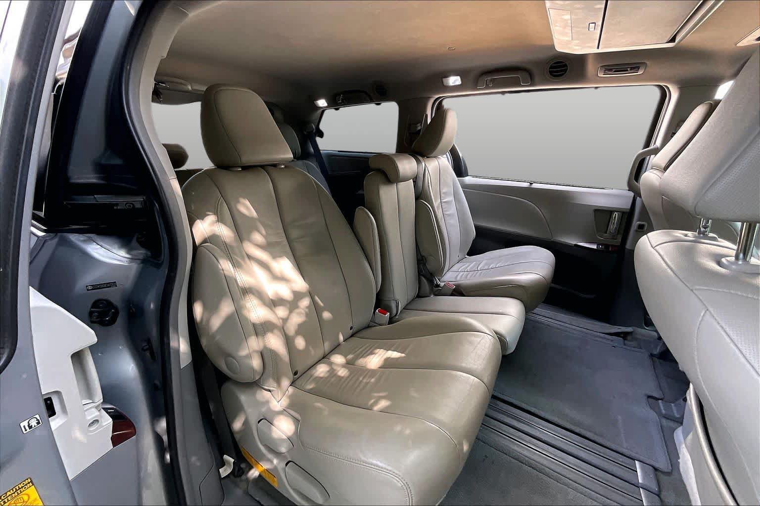 Used 2014 Toyota Sienna XLE w/ Entertainment Package FWD image 19