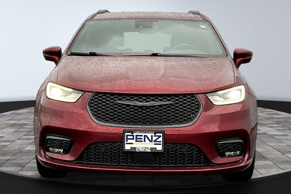Used 2021 Chrysler Pacifica Touring-L w/ Uconnect Theater Family Group AWD/4WD image 2