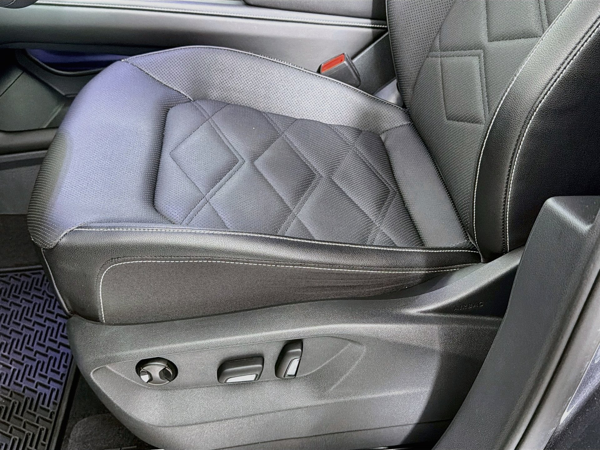 Certified 2024 Volkswagen Atlas SE FWD image 18