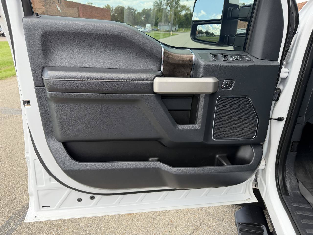 Used 2022 Ford F350 Lariat w/ Lariat Ultimate Package AWD/4WD image 16
