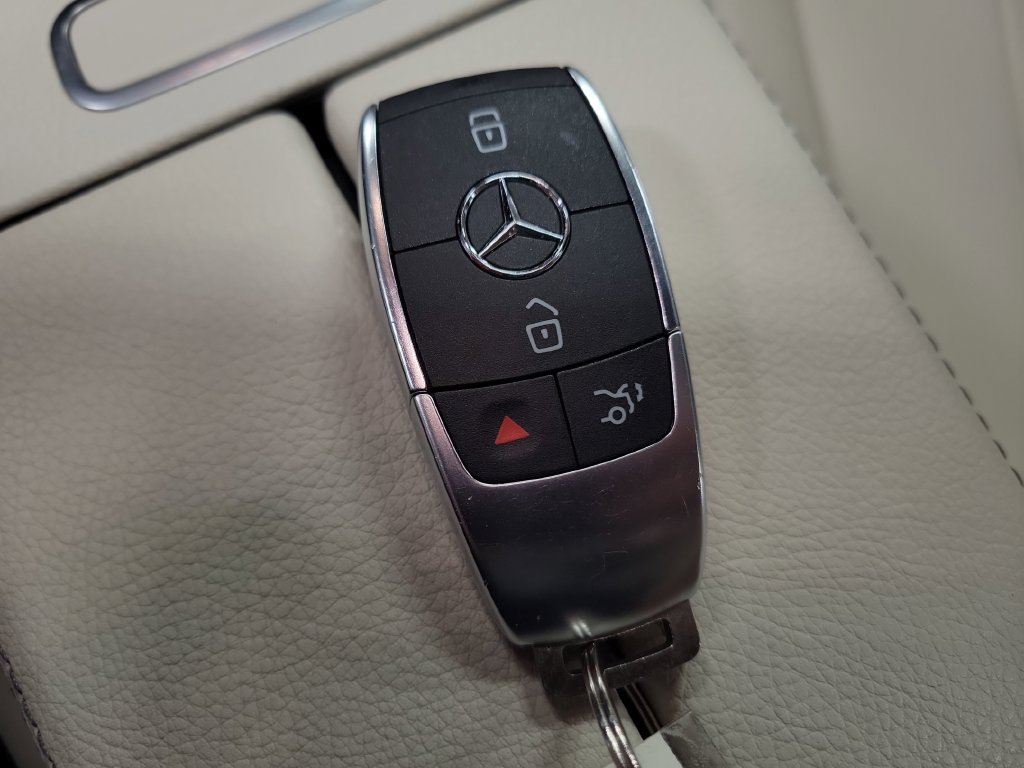 Used 2022 Mercedes-Benz GLB 250 4MATIC w/ Premium Package Lite image 19
