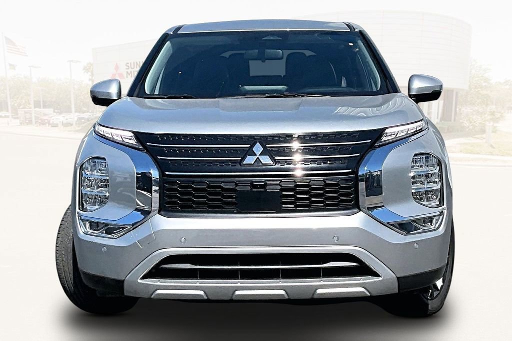 Used 2022 Mitsubishi Outlander SE image 2