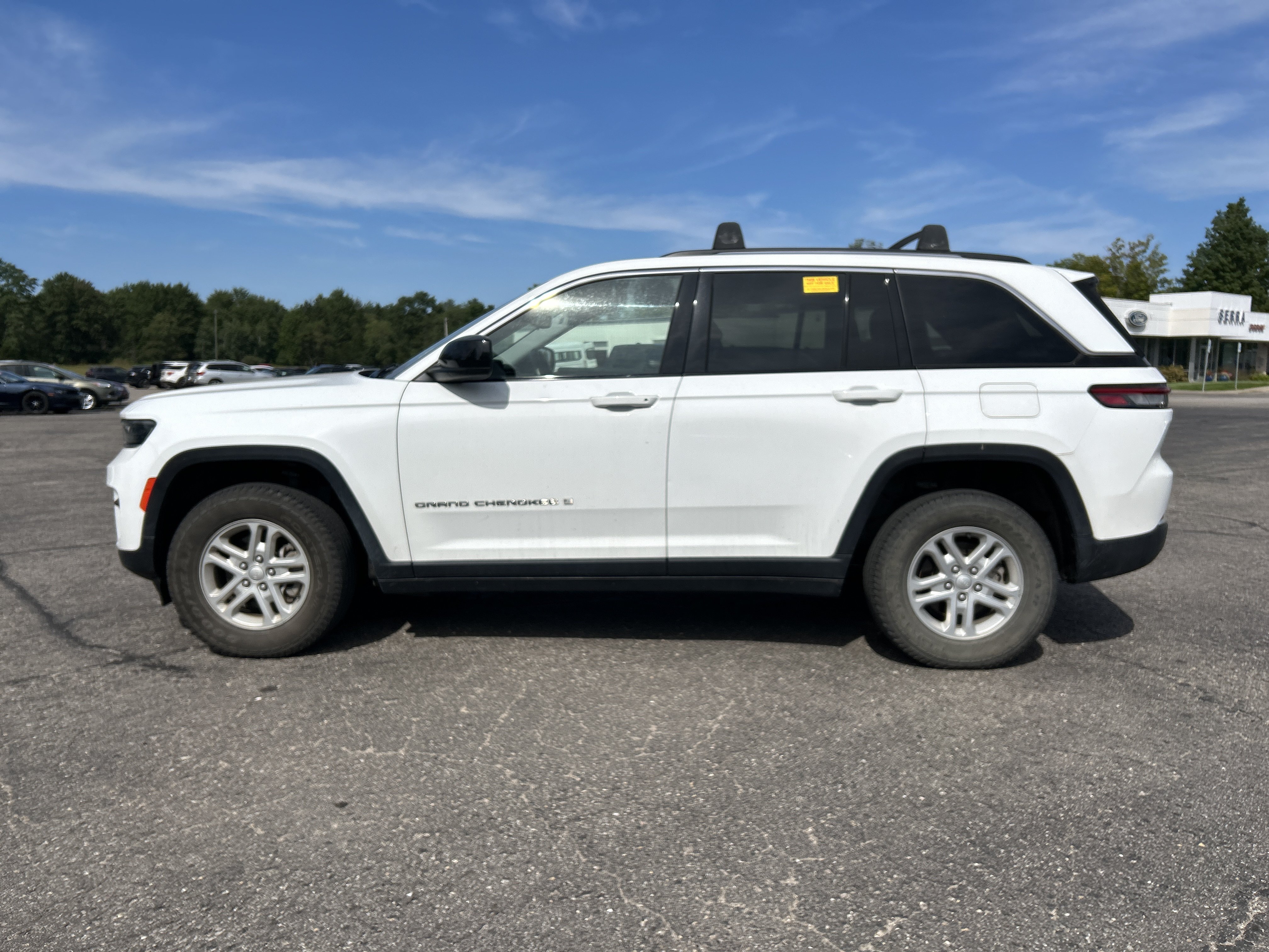 Used 2022 Jeep Grand Cherokee Laredo w/ Luxury Tech Group I AWD/4WD image 7