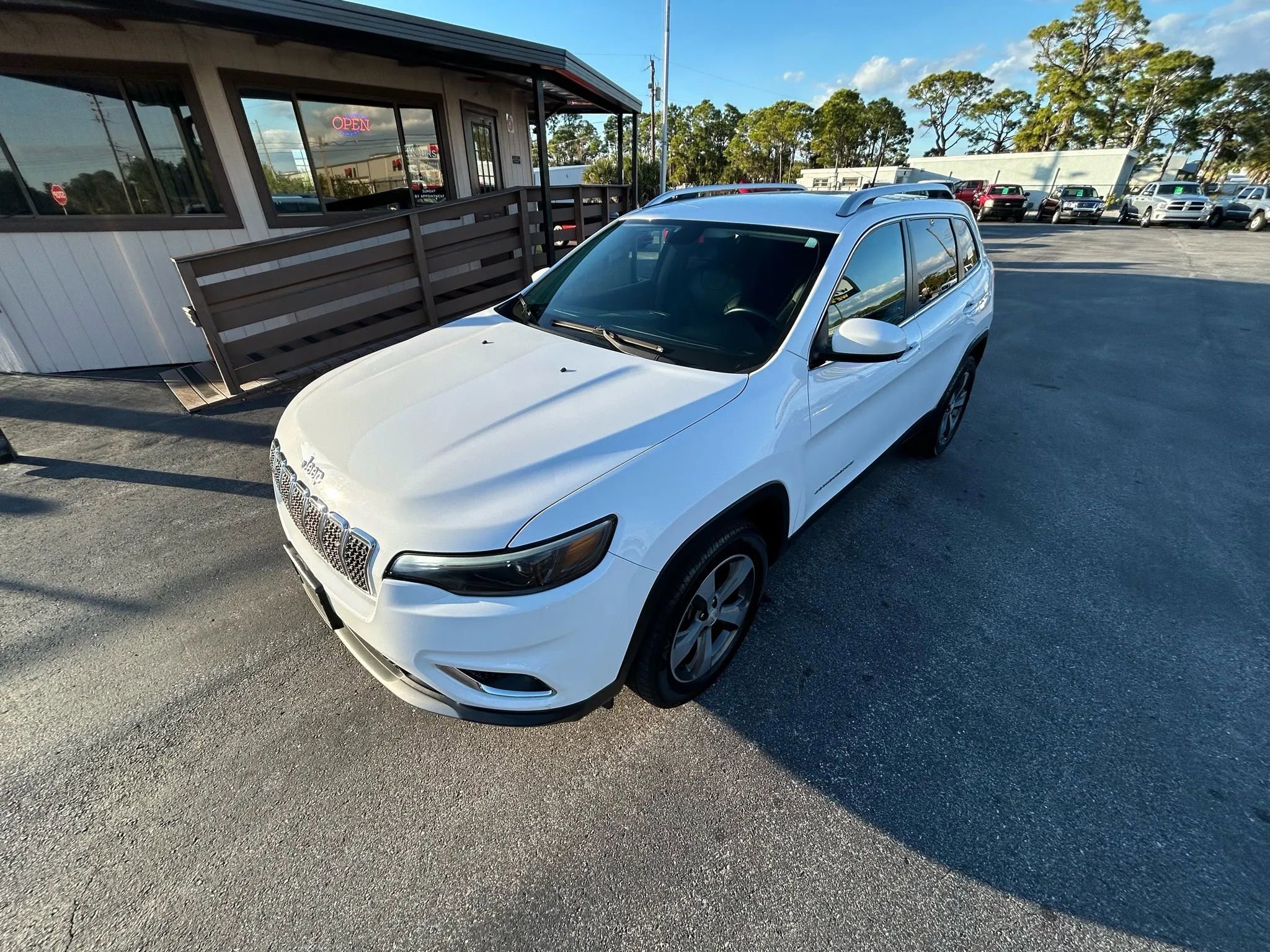 Used 2019 Jeep Cherokee Limited image 6