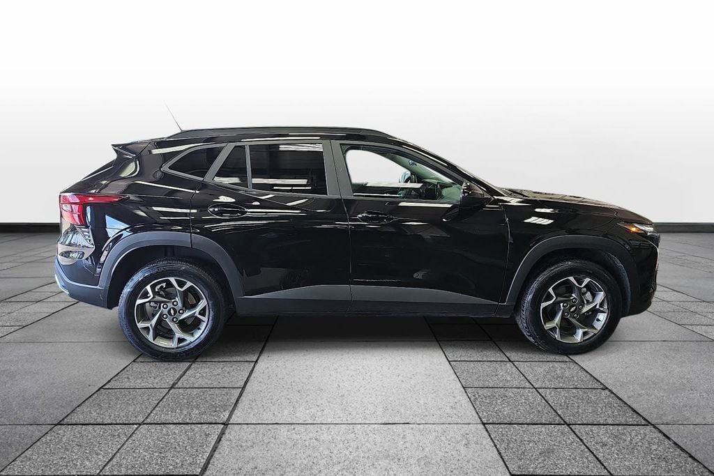 Used 2025 Chevrolet Trax LT w/ LT Convenience Package FWD image 3