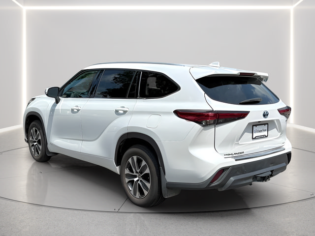 Used 2022 Toyota Highlander XLE AWD/4WD image 3