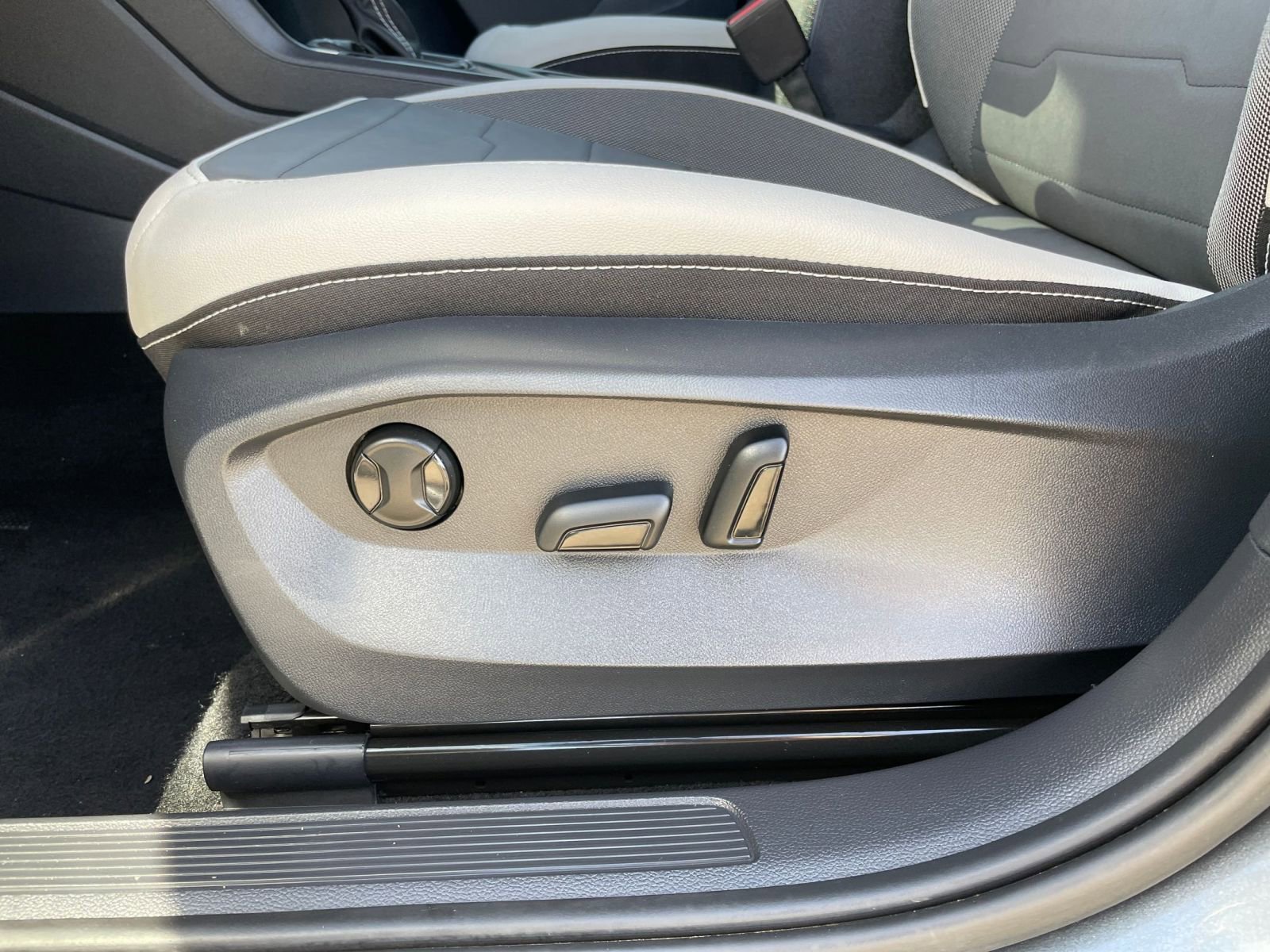 Used 2025 Volkswagen Taos SE image 22