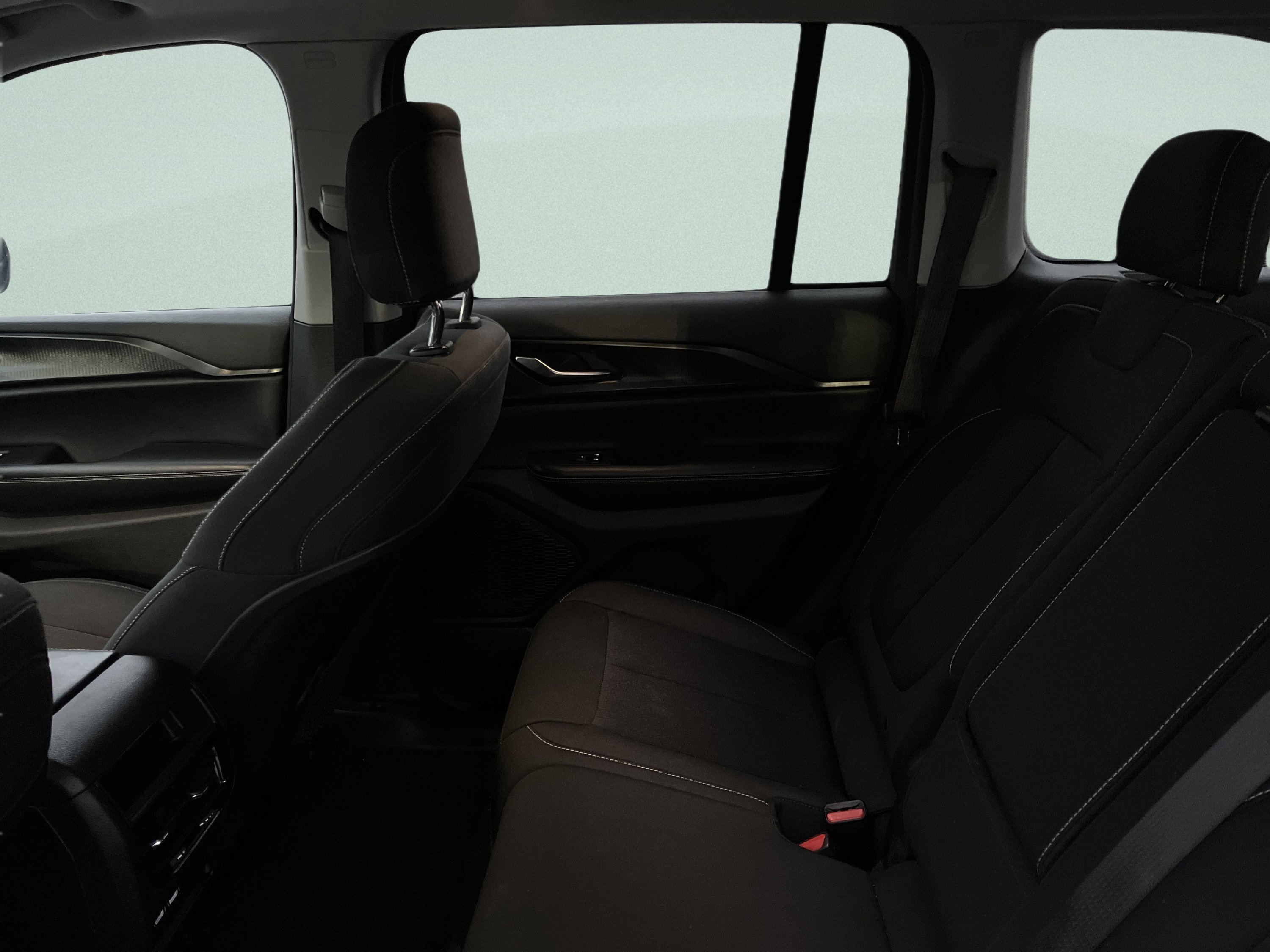 Used 2023 Jeep Grand Cherokee Laredo X image 23