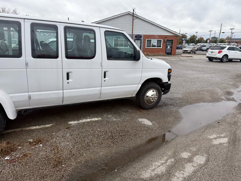 Used 2009 Ford E-350 and Econoline 350 Extended Wagon Super Duty image 4