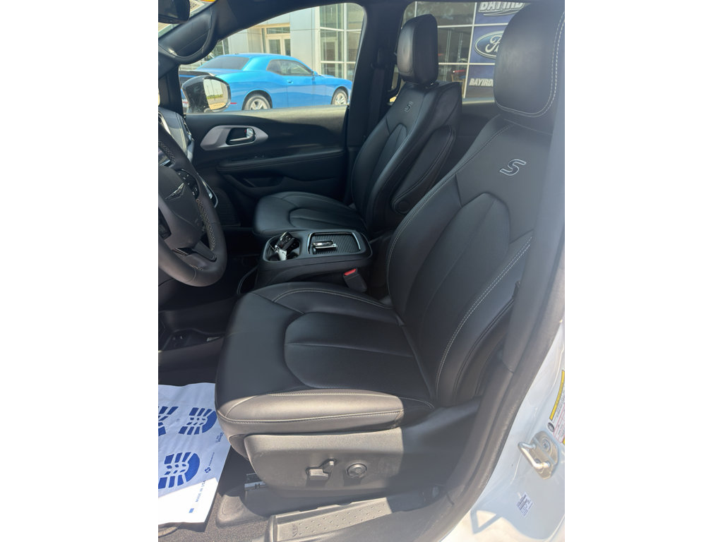 Used 2024 Chrysler Pacifica Limited FWD image 12