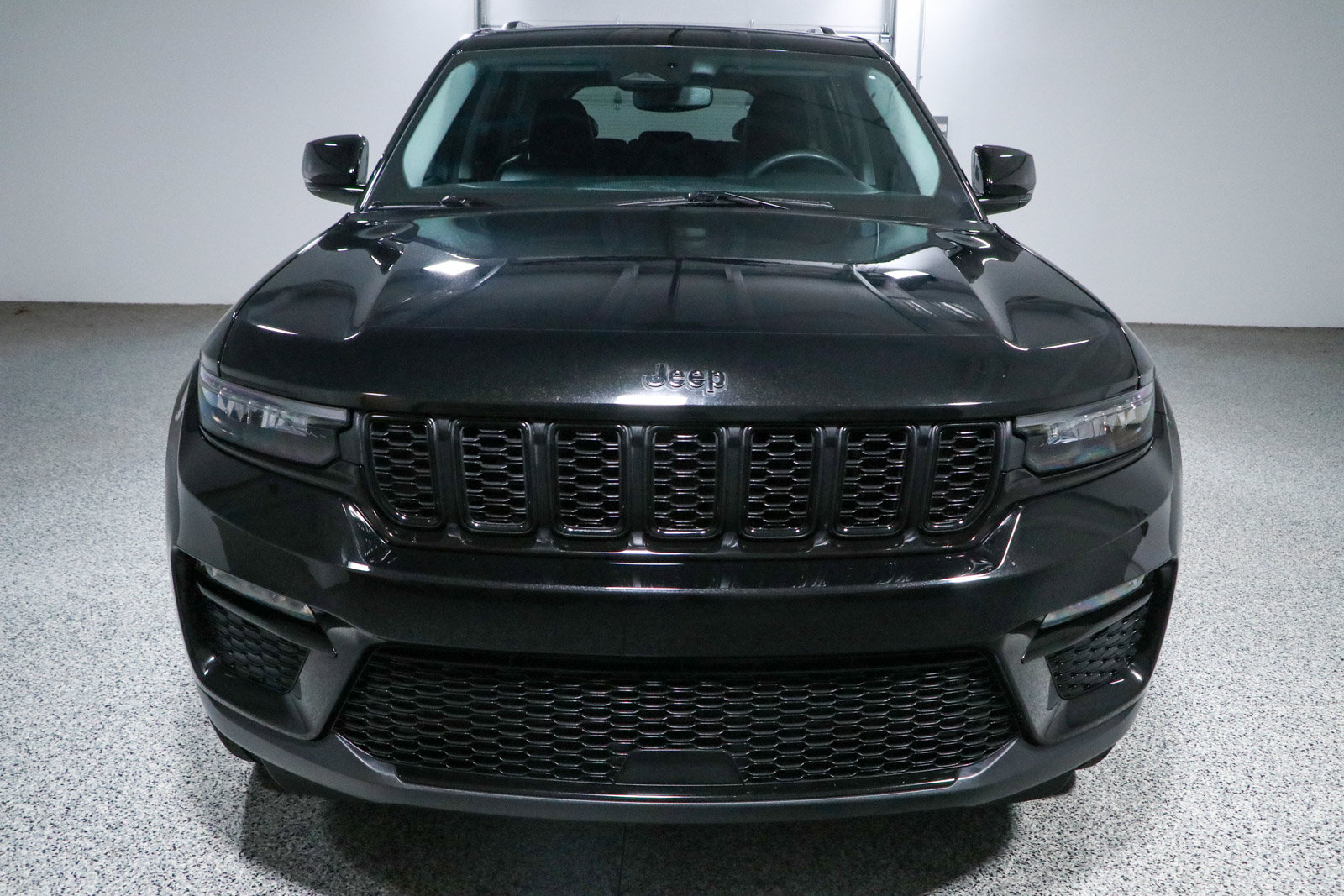 Used 2023 Jeep Grand Cherokee Limited w/ Black Appearance Package AWD/4WD image 4