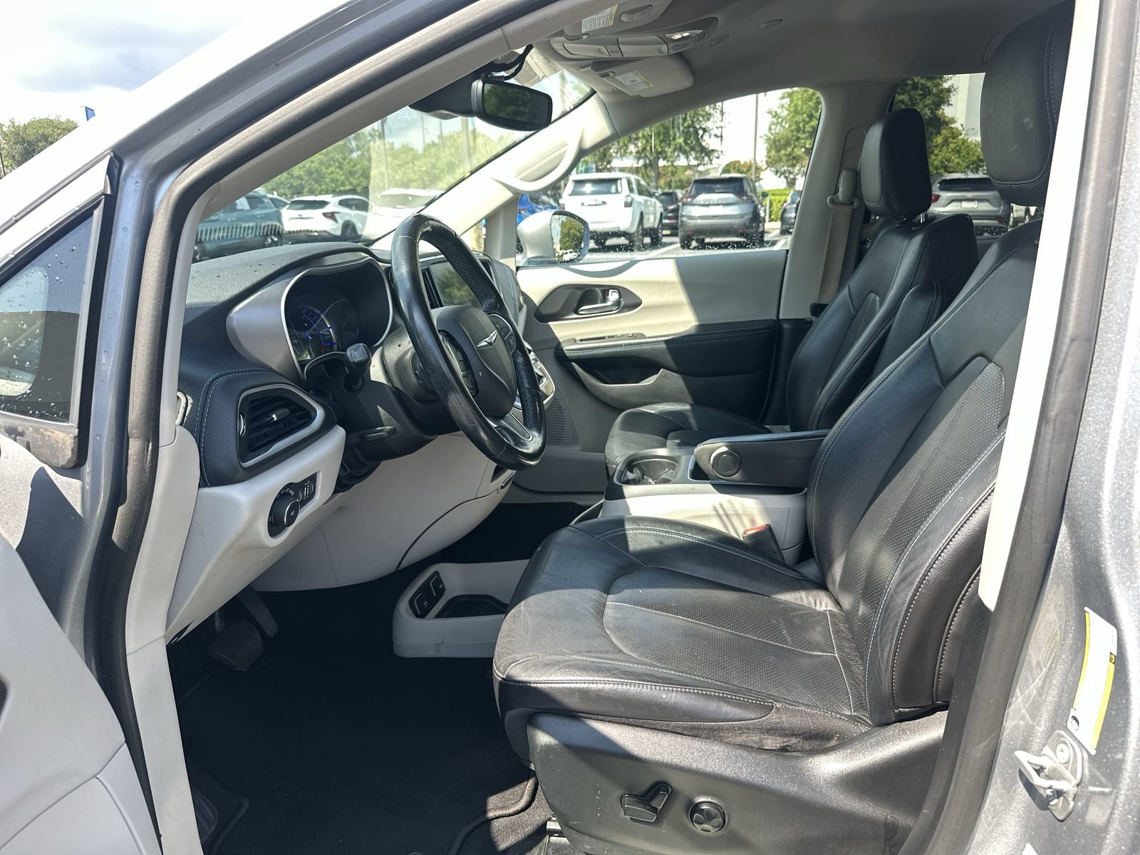 Used 2021 Chrysler Pacifica Touring-L FWD image 16