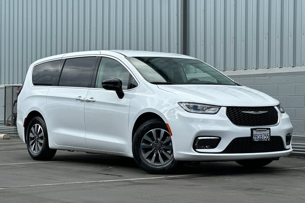 Used 2024 Chrysler Pacifica Limited FWD image 2