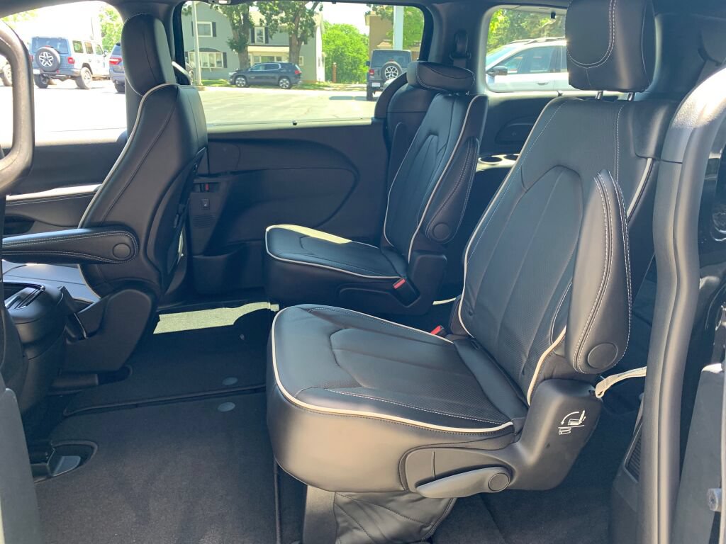 New 2027 Chrysler Pacifica Limited AWD/4WD image 23