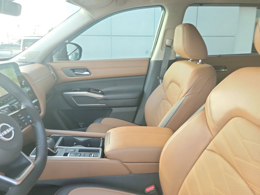 Used 2025 Nissan Pathfinder Platinum w/ Cargo Package image 17