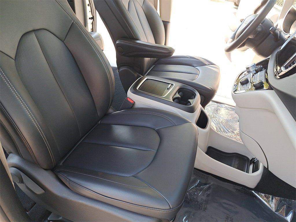 Used 2024 Chrysler Pacifica Touring-L image 10