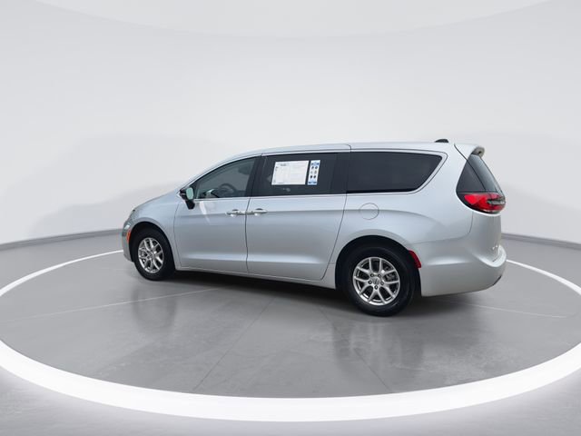 Used 2024 Chrysler Pacifica Touring-L image 6