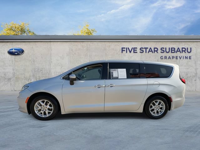 Used 2023 Chrysler Pacifica Touring-L FWD image 5