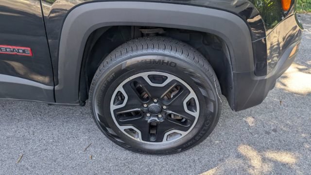 Used 2016 Jeep Renegade Trailhawk w/ Premium Trailhawk Package AWD/4WD image 11