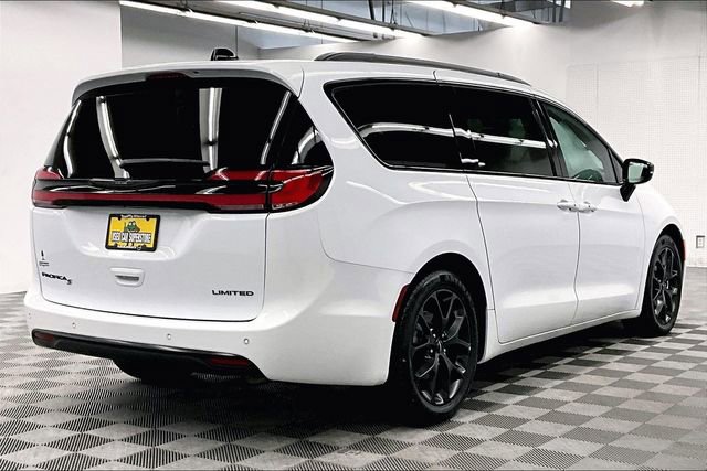 Used 2025 Chrysler Pacifica Limited image 13