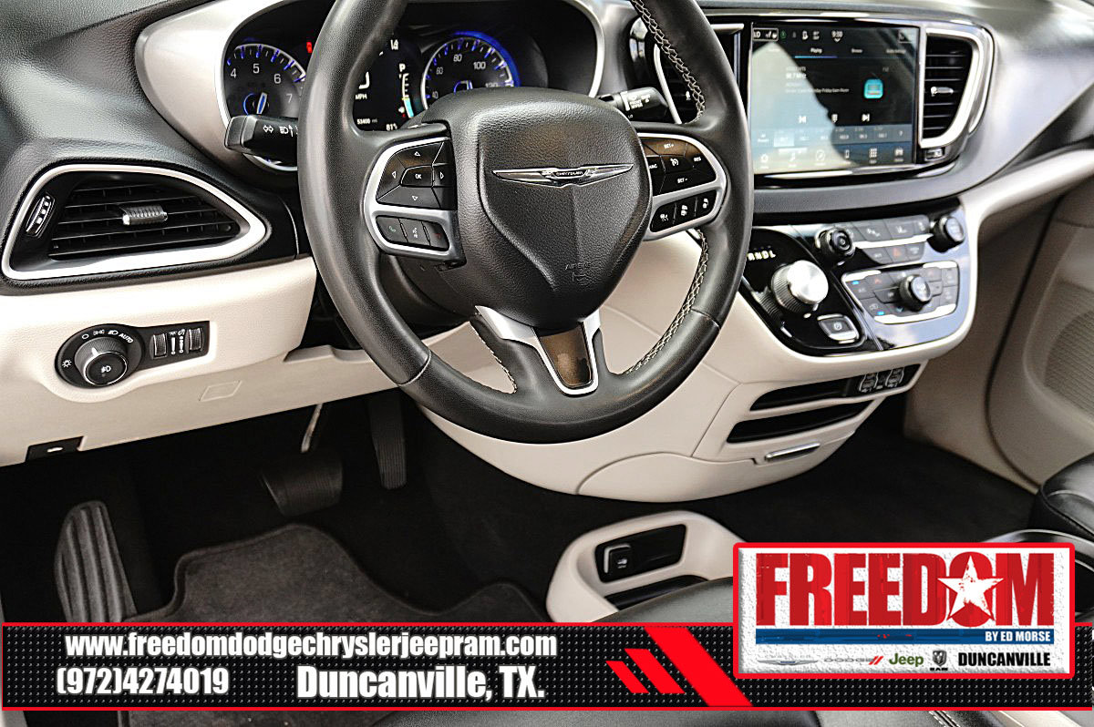 Used 2024 Chrysler Pacifica Touring-L FWD image 26