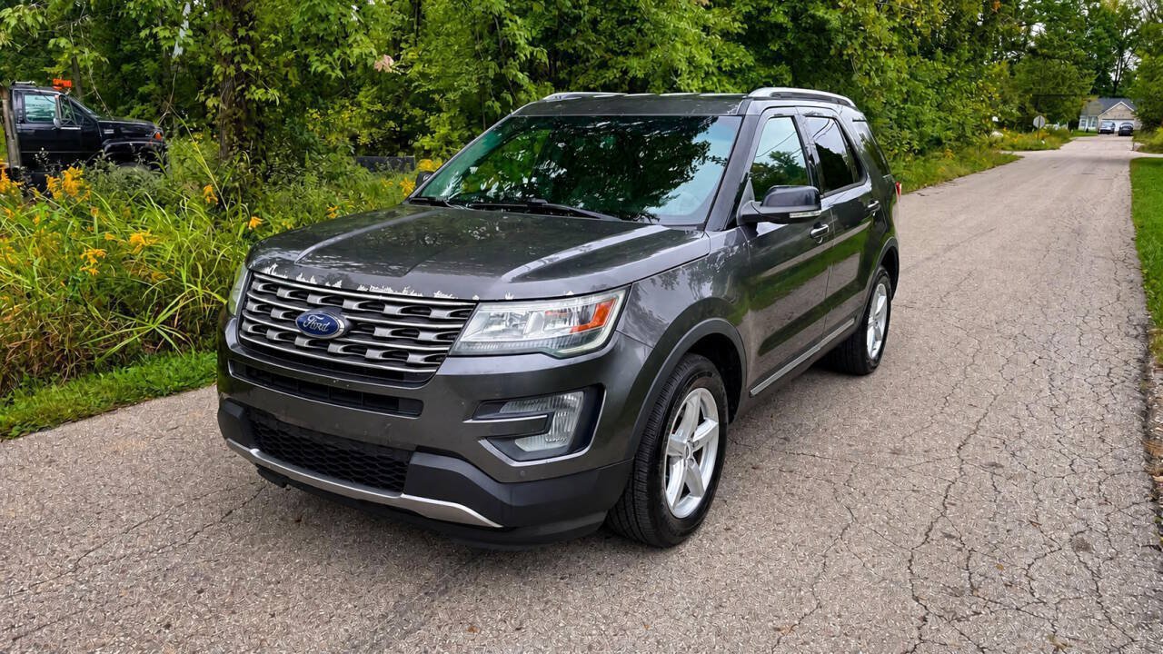 Used 2016 Ford Explorer XLT w/ Equipment Group 202A AWD/4WD image 2