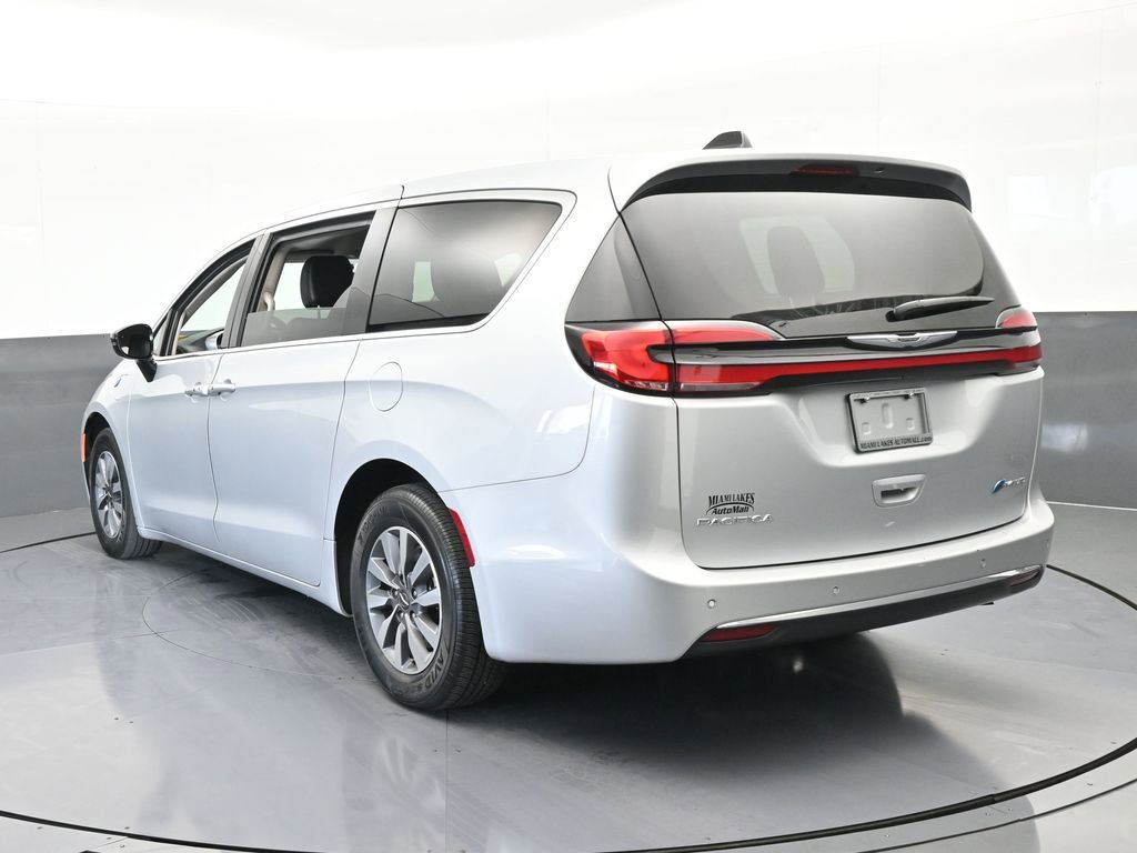 Used 2024 Chrysler Pacifica Select image 4