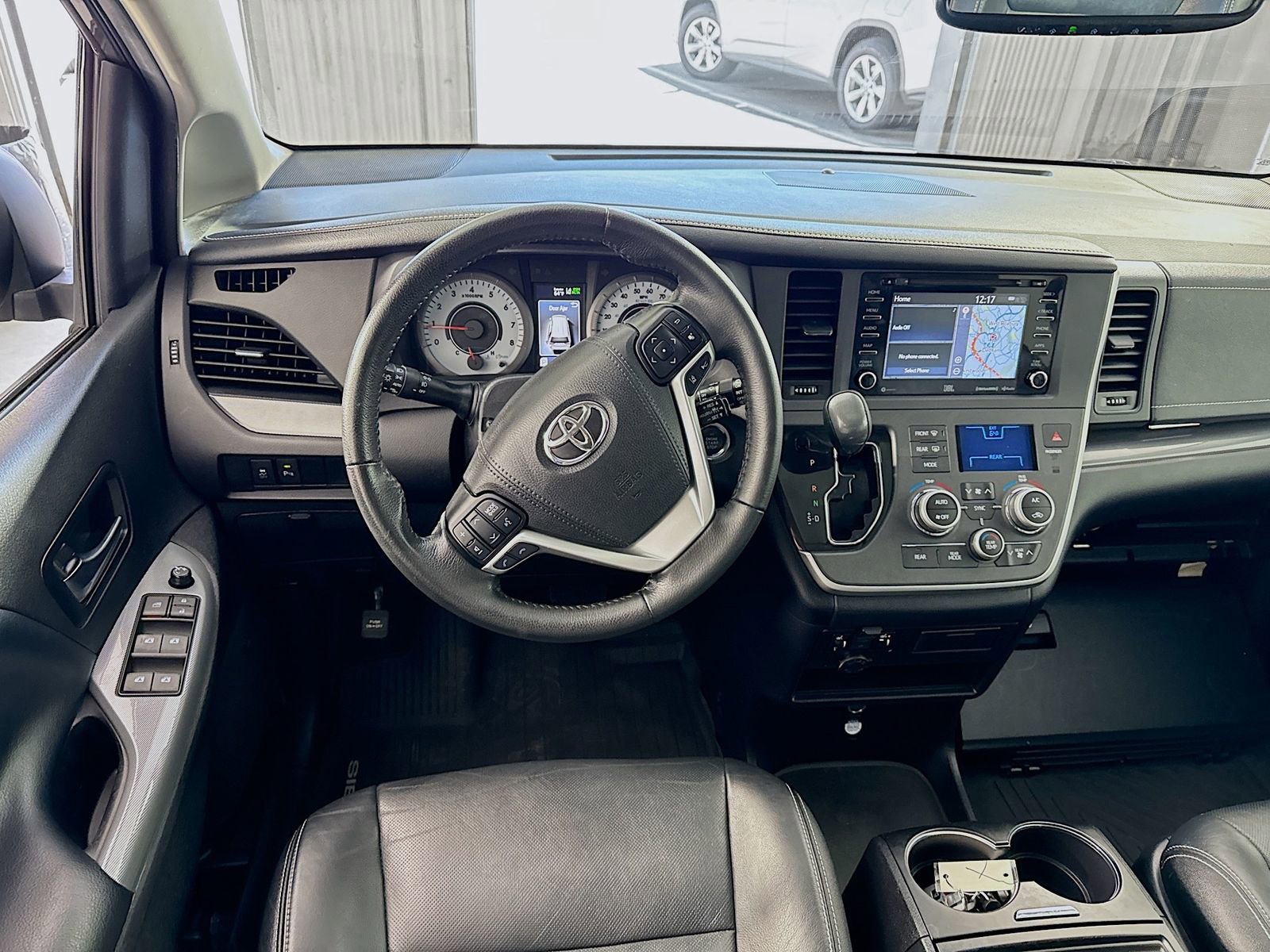 Used 2020 Toyota Sienna SE w/ SE Preferred Package FWD image 16