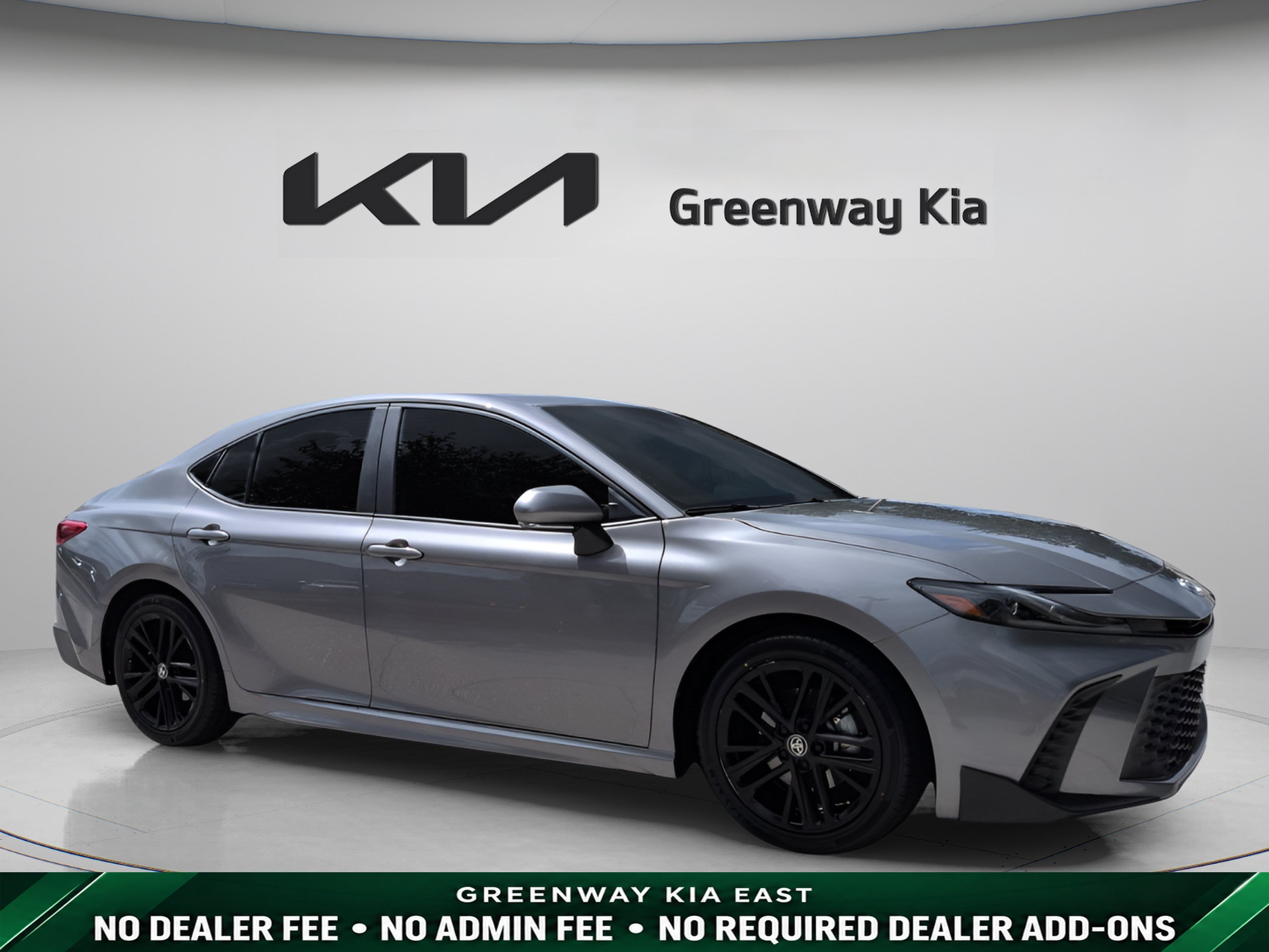 Used 2025 Toyota Camry SE FWD image 1