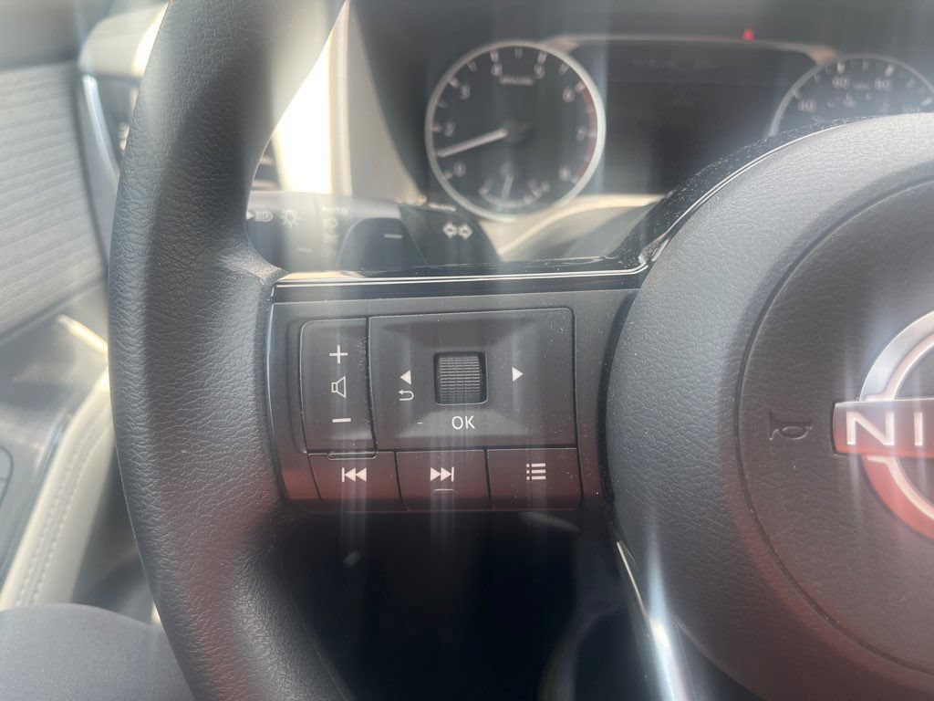 Used 2023 Nissan Rogue SV AWD/4WD image 2