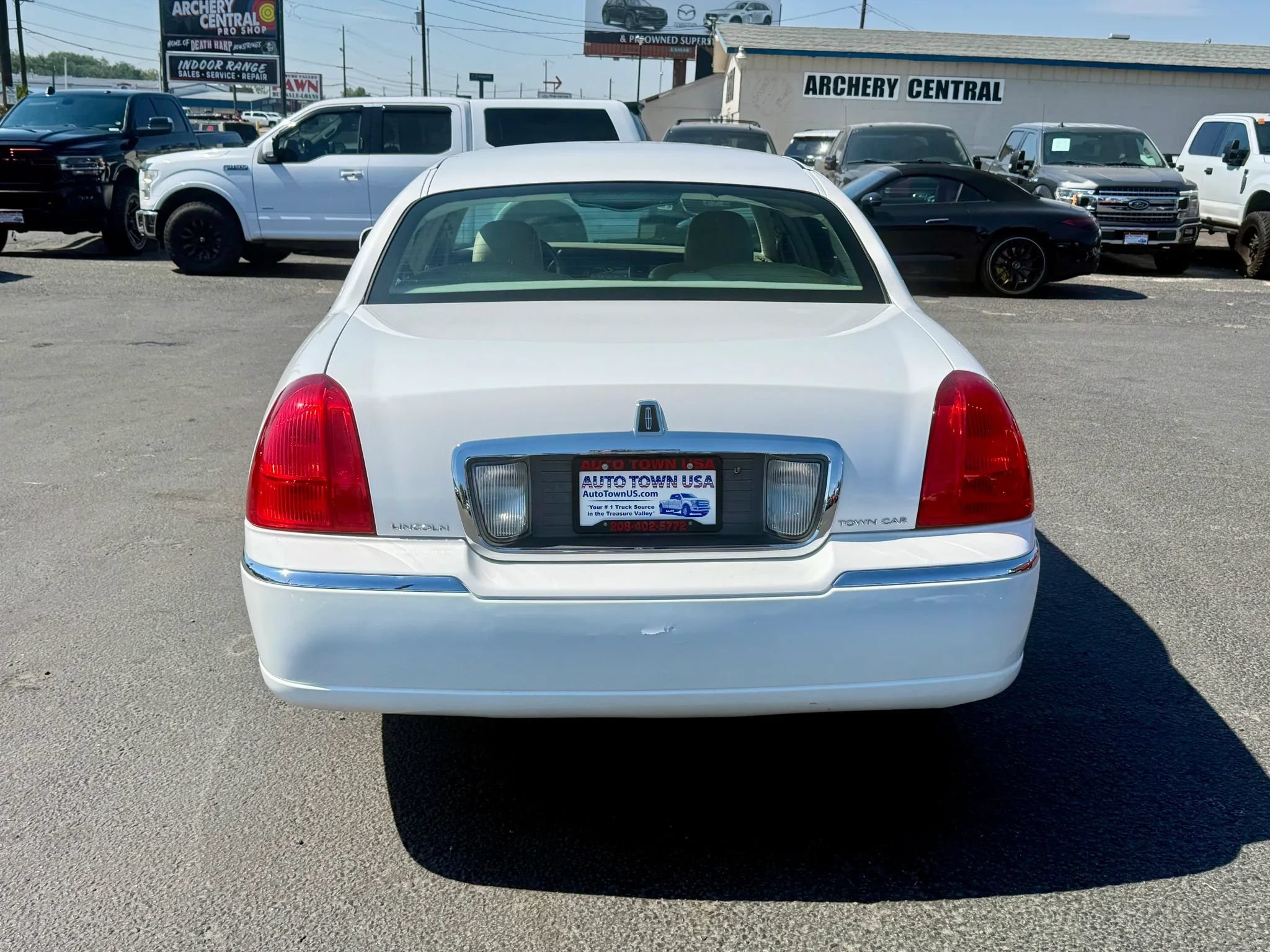 Used 2010 Lincoln Town Car Signature Limited RWD image 4